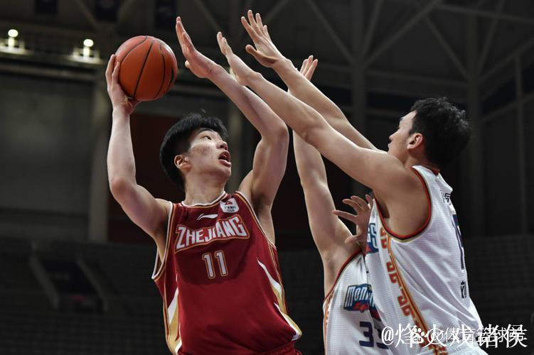 余嘉豪21分浙江险胜上海总分2-1 王哲林24+9 余嘉豪21分浙江险胜上海总分2-1 王哲林24+9